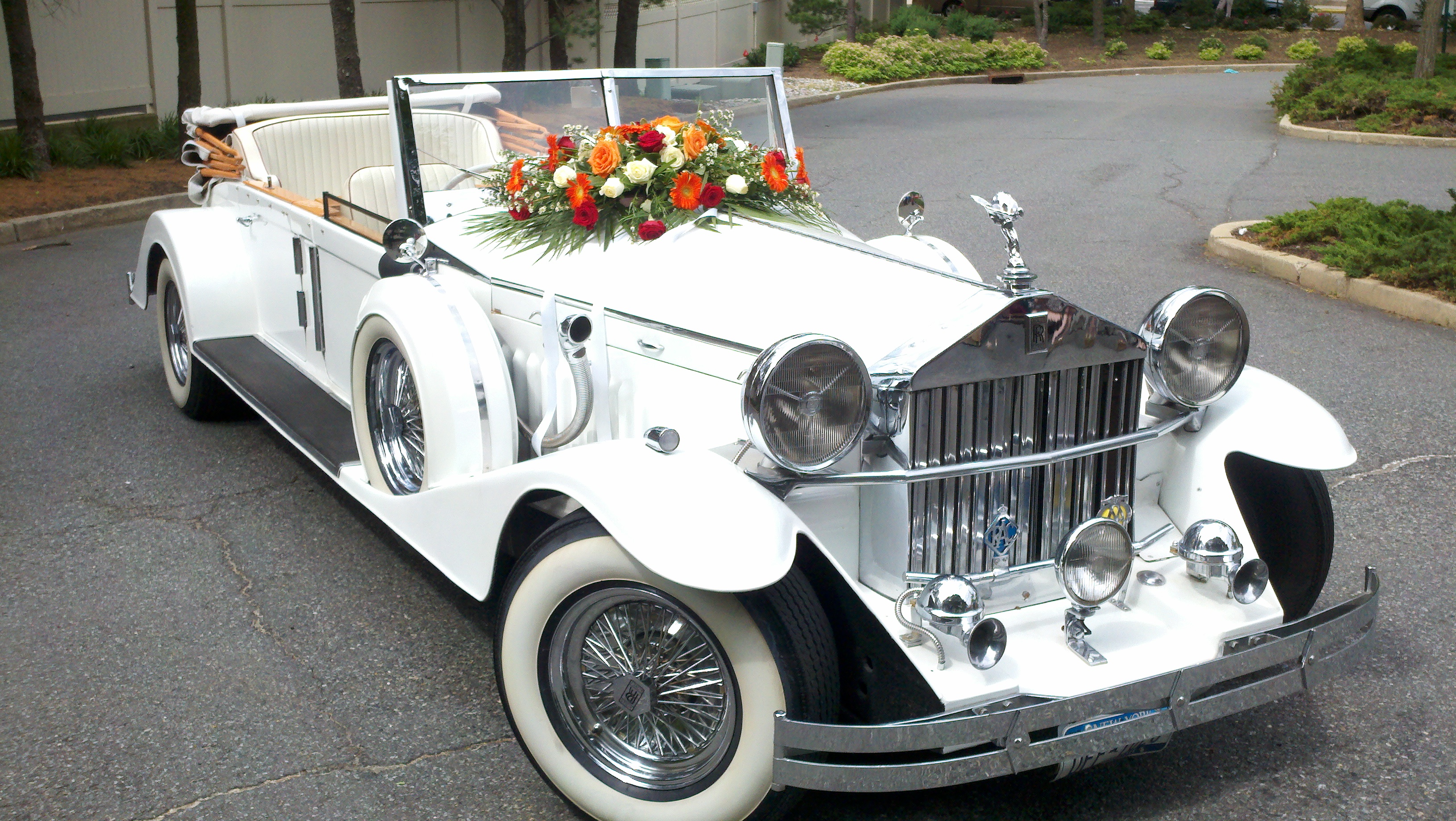 1930 Rolls Royce with Snow Pearl White color